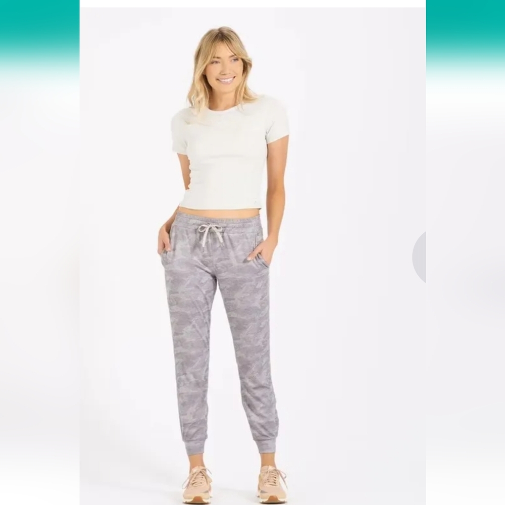 Vuori Performance Jagger In Pale Heathered Camo